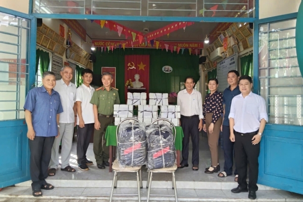 Chi hội Cựu CAND phường Hưng Phú, TP Cần Thơ trao đồ dùng học tập cho học sinh khó khăn