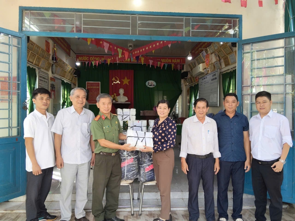 Chi hội Cựu CAND phường Hưng Phú, TP Cần Thơ trao đồ dùng học tập cho học sinh khó khăn