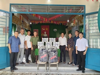 Chi hội Cựu CAND phường Hưng Phú, TP Cần Thơ trao đồ dùng học tập cho học sinh khó khăn