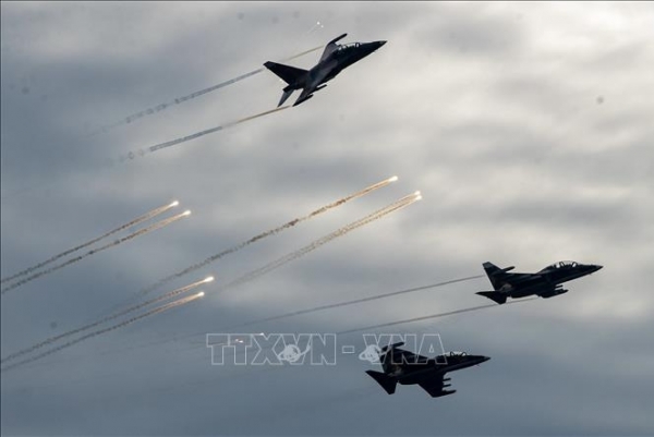 Chiêm ngưỡng tiêm kích Su-30MK2 phun bẫy nhiệt trên bầu trời Hà Nội