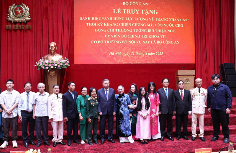 Trang trọng Lễ truy tặng danh hiệu Anh hùng Lực lượng vũ trang nhân dân cho cố Bộ trưởng Bùi Thiện Ngộ -0