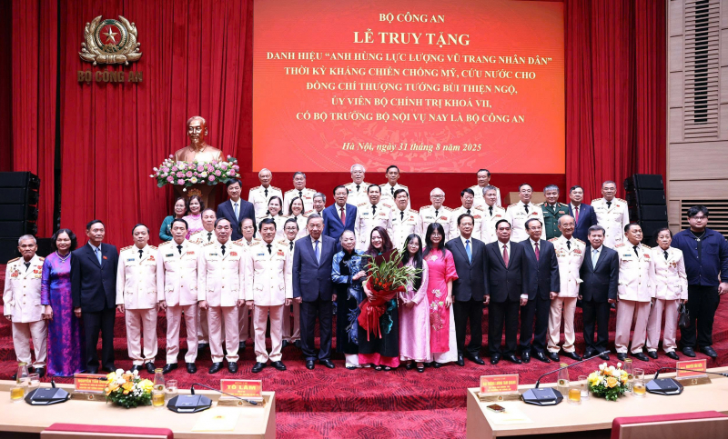 Trang trọng Lễ truy tặng danh hiệu Anh hùng Lực lượng vũ trang nhân dân cho cố Bộ trưởng Bùi Thiện Ngộ -1