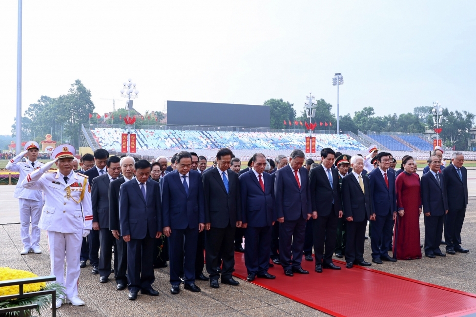 Lãnh đạo Đảng, Nhà nước, Bộ Công an viếng Chủ tịch Hồ Chí Minh và các Anh hùng liệt sĩ