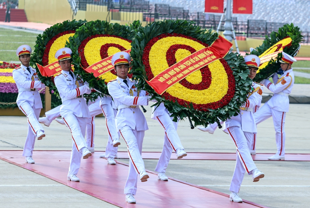 Lãnh đạo Đảng, Nhà nước, Bộ Công an viếng Chủ tịch Hồ Chí Minh và các Anh hùng liệt sĩ