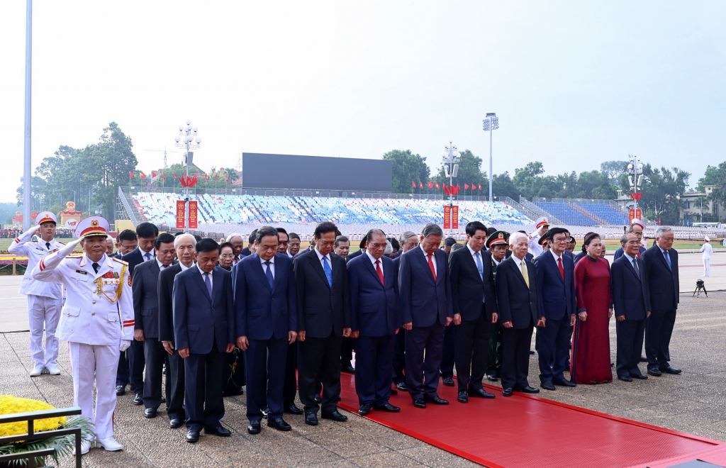 Lãnh đạo Đảng, Nhà nước, Bộ Công an viếng Chủ tịch Hồ Chí Minh và các Anh hùng liệt sĩ