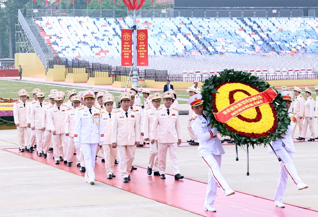 Lãnh đạo Đảng, Nhà nước, Bộ Công an viếng Chủ tịch Hồ Chí Minh và các Anh hùng liệt sĩ