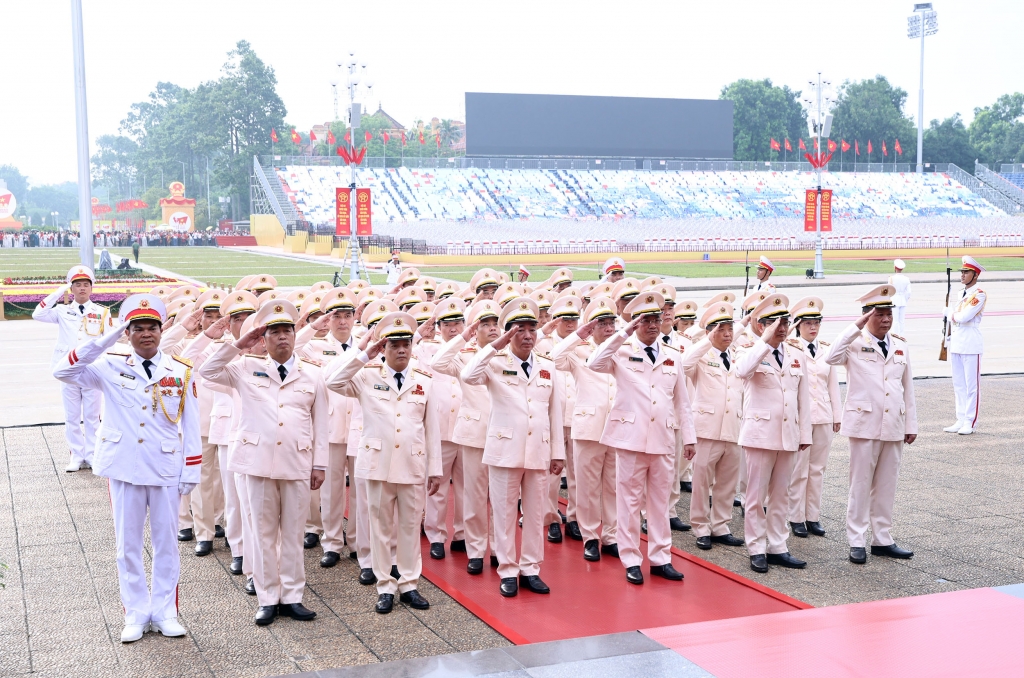 Lãnh đạo Đảng, Nhà nước, Bộ Công an viếng Chủ tịch Hồ Chí Minh và các Anh hùng liệt sĩ