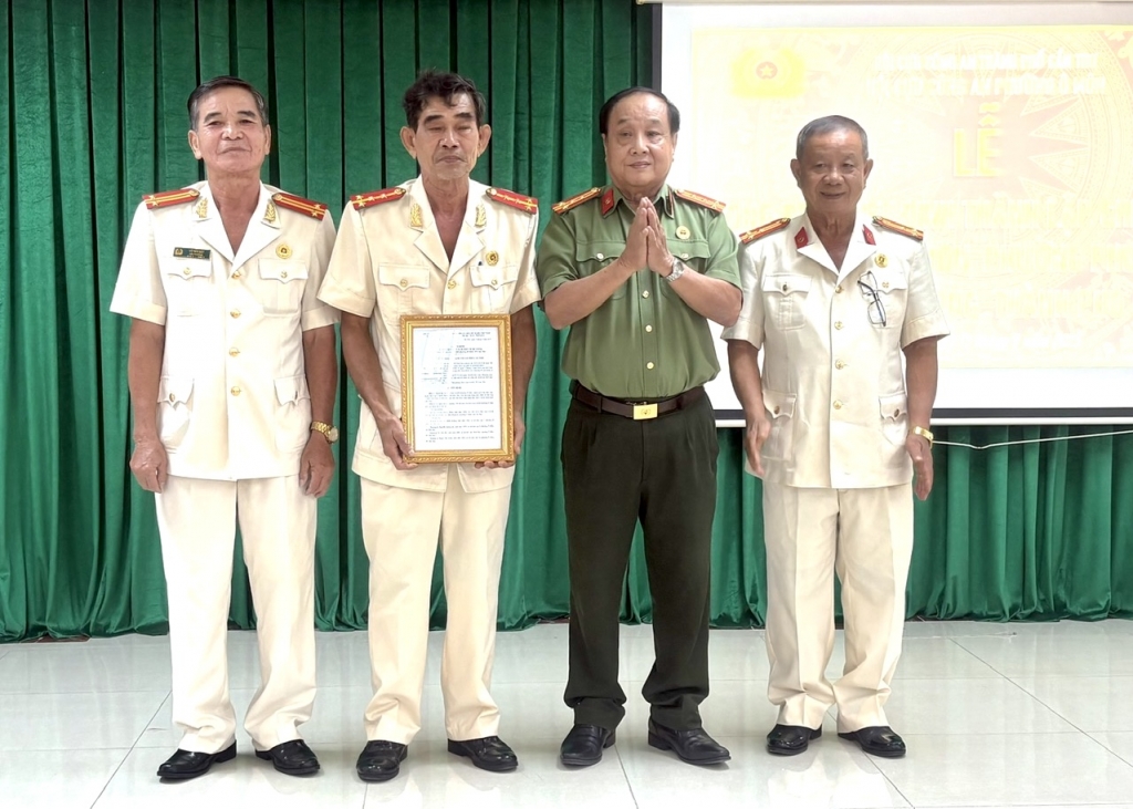 Cần Thơ: Công bố quyết định thành lập 3 Chi hội CAND phường