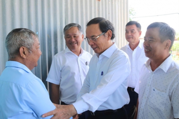 Thường trực Tiểu ban Văn kiện Đại hội XIV của Đảng Nguyễn Văn Nên trao nhà Đại đoàn kết tại phường Gò Dầu