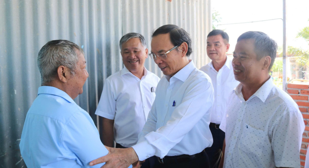 Thường trực Tiểu ban Văn kiện Đại hội XIV của Đảng Nguyễn Văn Nên trao nhà Đại đoàn kết tại phường Gò Dầu