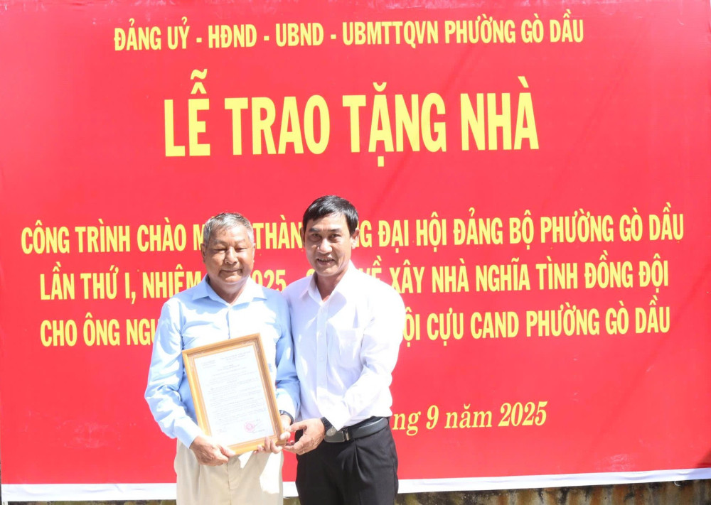 Thường trực Tiểu ban Văn kiện Đại hội XIV của Đảng Nguyễn Văn Nên trao nhà Đại đoàn kết tại phường Gò Dầu