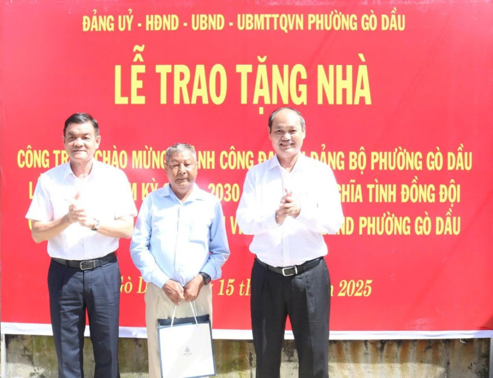 Thường trực Tiểu ban Văn kiện Đại hội XIV của Đảng Nguyễn Văn Nên trao nhà Đại đoàn kết tại phường Gò Dầu