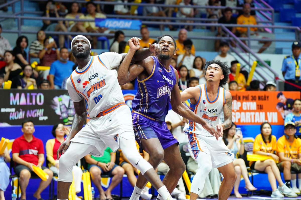 Tamyrik Fields (tr&aacute;i) gi&agrave;nh danh hiệu cầu thủ xuất sắc nhất của loạt trận chung kết (ảnh: VBA)