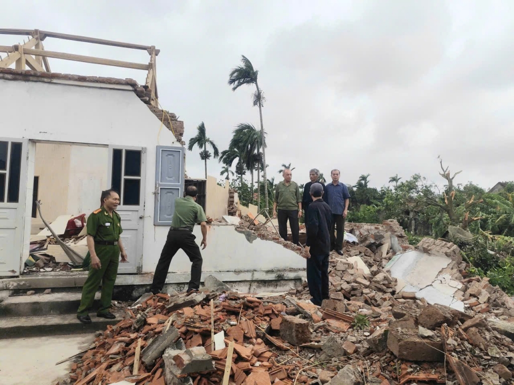 Hội Cựu CAND tỉnh Ninh Bình thăm hỏi hội viên bị ảnh hưởng bởi bão số 10