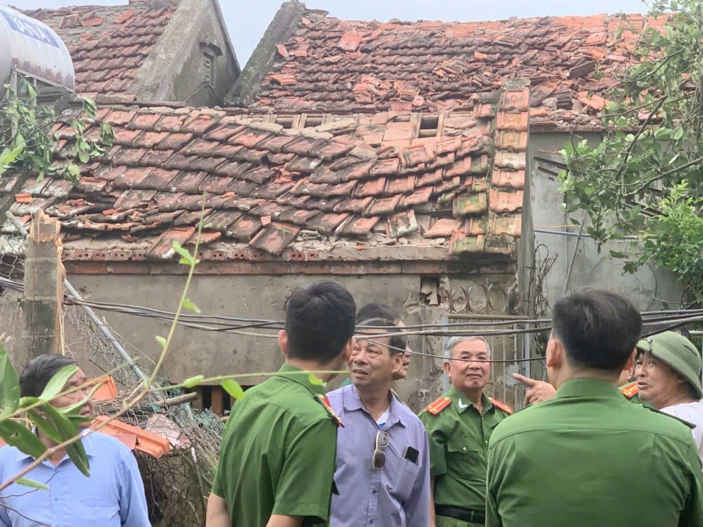 Hội Cựu CAND tỉnh Ninh Bình thăm hỏi hội viên bị ảnh hưởng bởi bão số 10