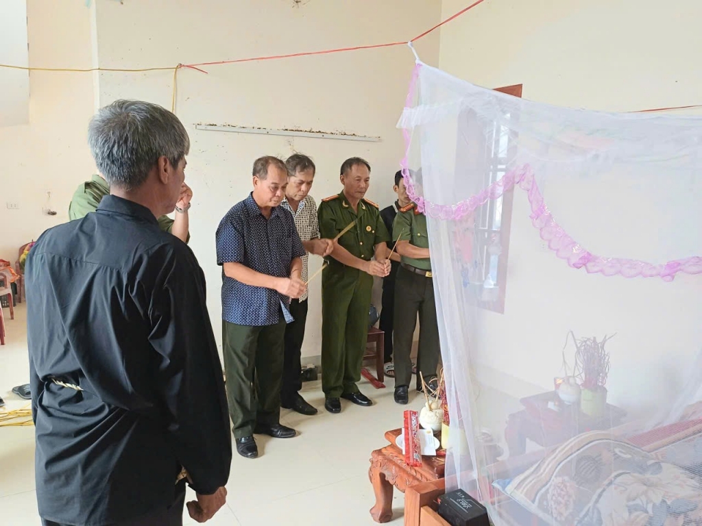 Hội Cựu CAND tỉnh Ninh Bình thăm hỏi hội viên bị ảnh hưởng bởi bão số 10