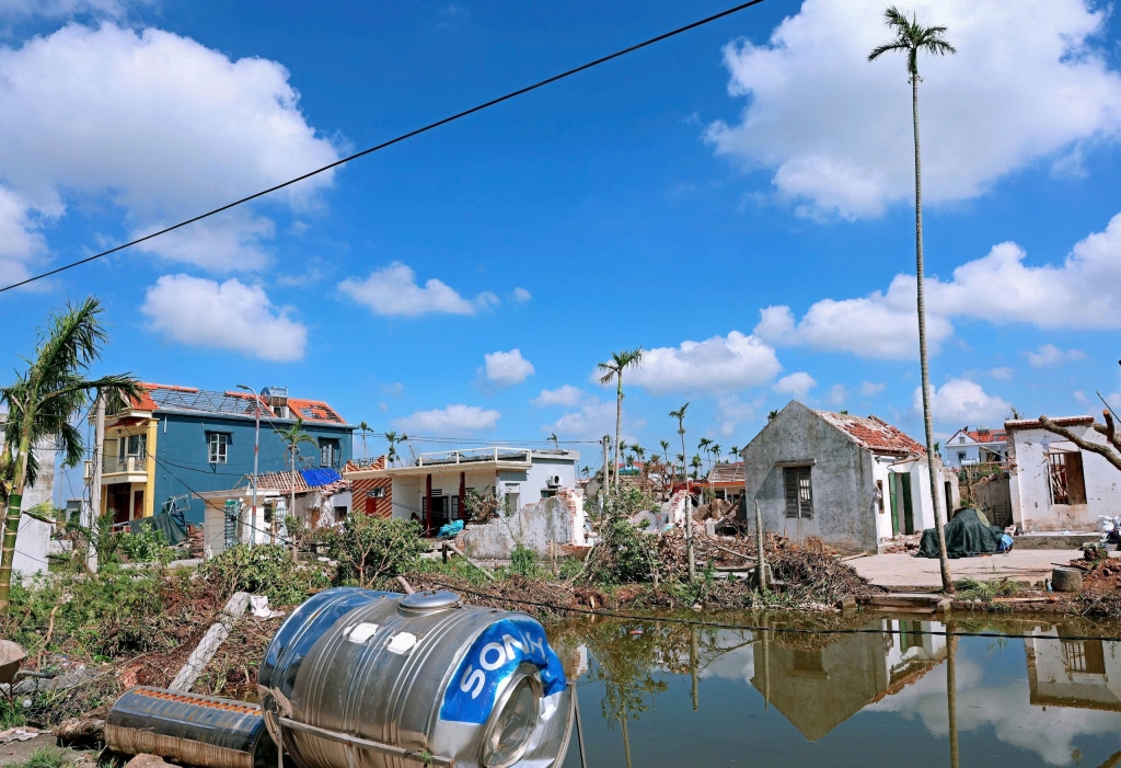 Hội Cựu CAND tỉnh Ninh Bình sẻ chia với những gia đình hội viên bị thiệt hại do lốc xoáy