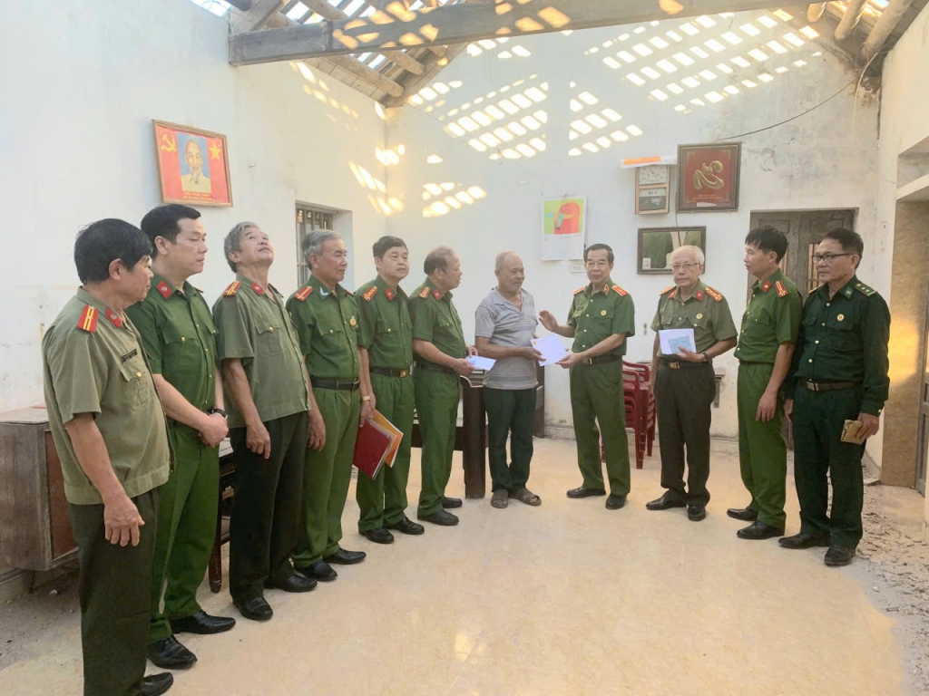 Hội Cựu CAND tỉnh Ninh Bình sẻ chia với những gia đình hội viên bị thiệt hại do lốc xoáy