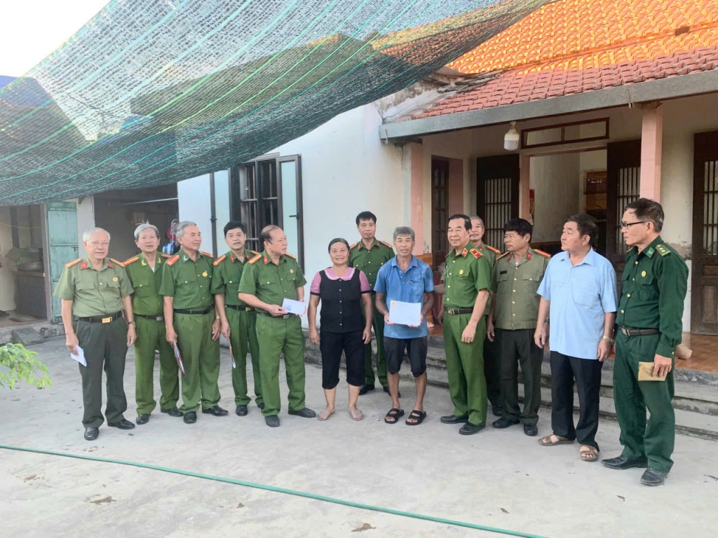 Hội Cựu CAND tỉnh Ninh Bình sẻ chia với những gia đình hội viên bị thiệt hại do lốc xoáy