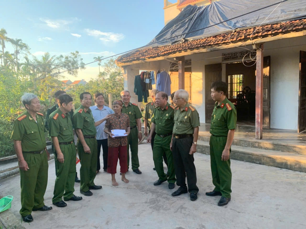 Hội Cựu CAND tỉnh Ninh Bình sẻ chia với những gia đình hội viên bị thiệt hại do lốc xoáy