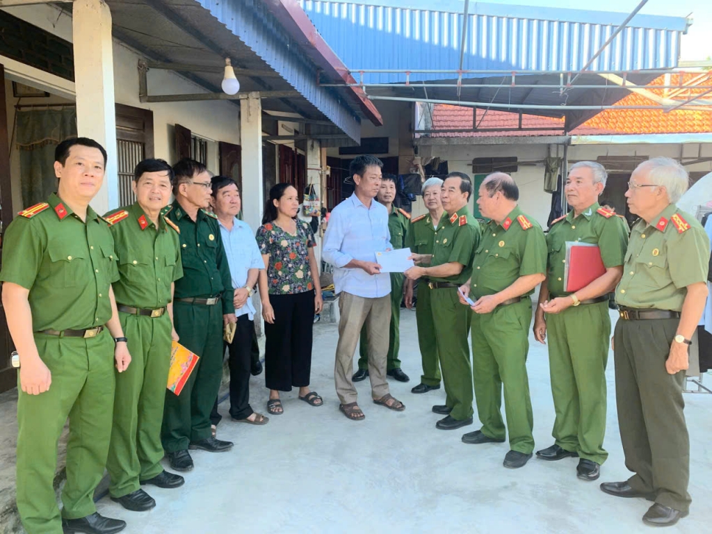 Hội Cựu CAND tỉnh Ninh Bình sẻ chia với những gia đình hội viên bị thiệt hại do lốc xoáy