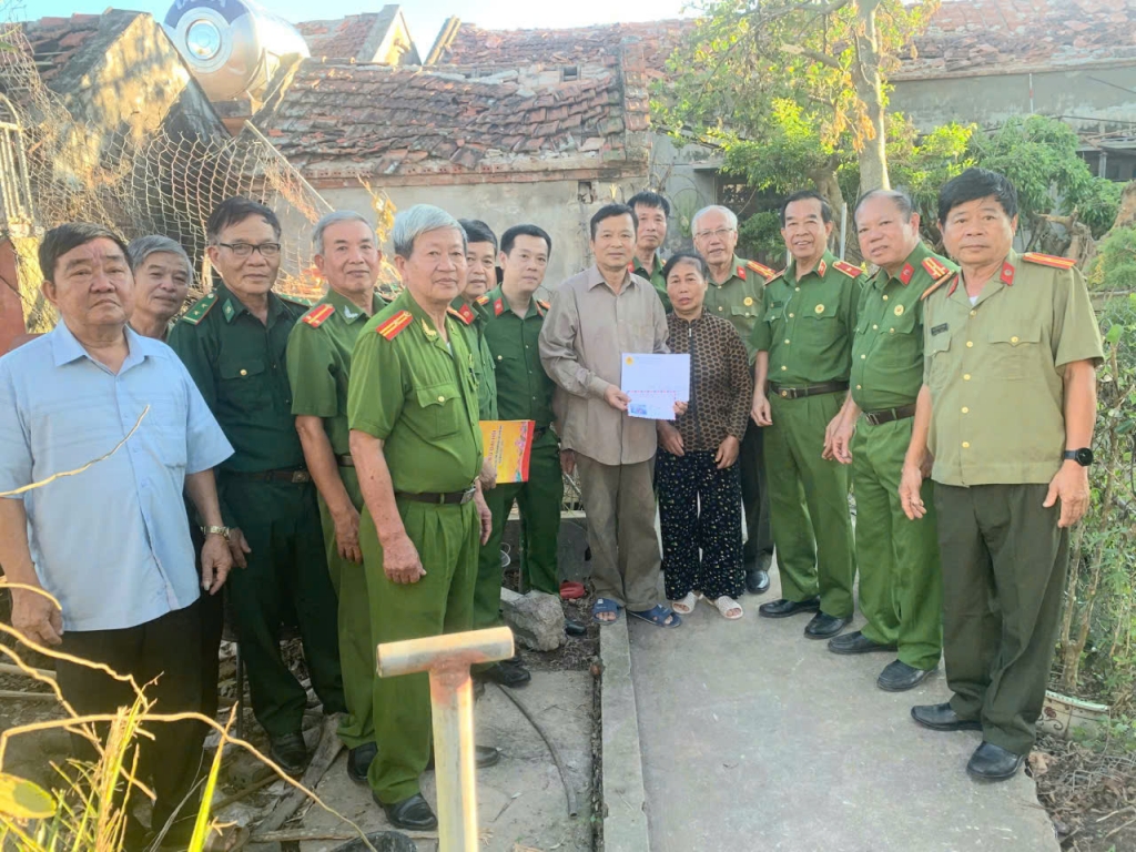 Hội Cựu CAND tỉnh Ninh Bình sẻ chia với những gia đình hội viên bị thiệt hại do lốc xoáy