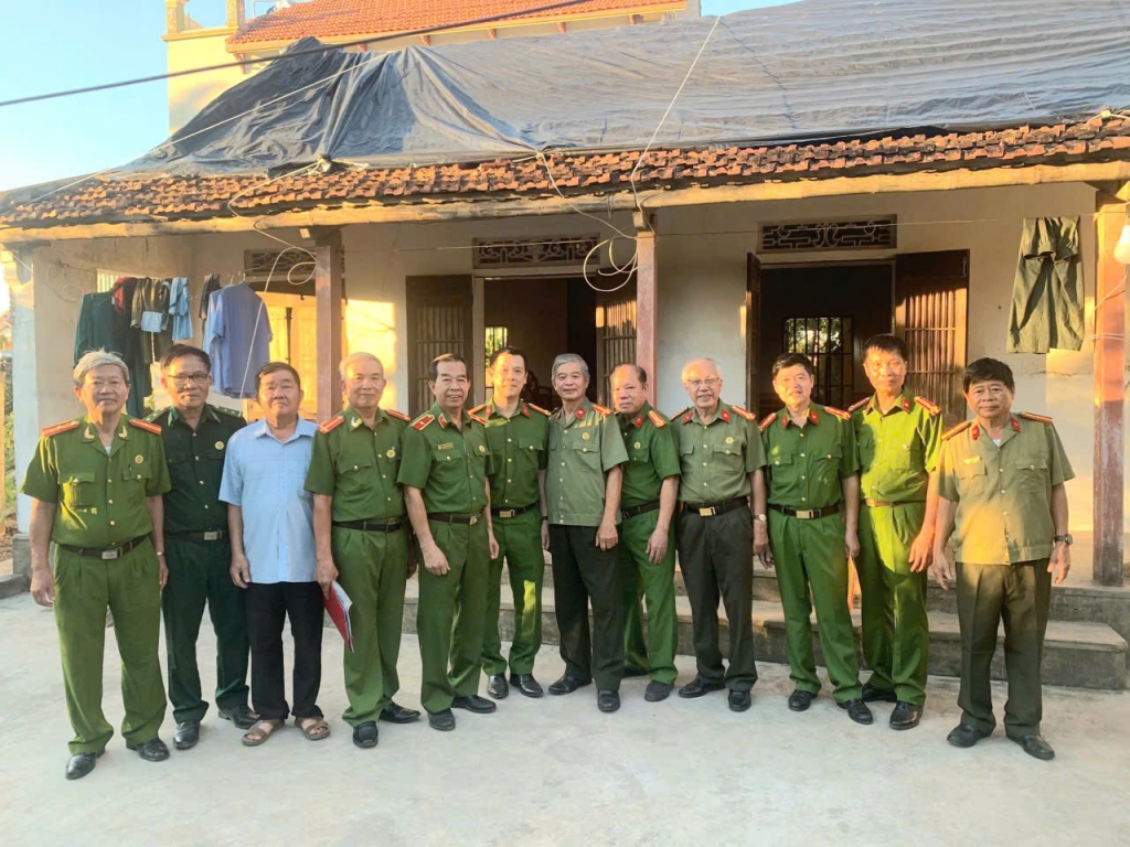 Hội Cựu CAND tỉnh Ninh Bình sẻ chia với những gia đình hội viên bị thiệt hại do lốc xoáy