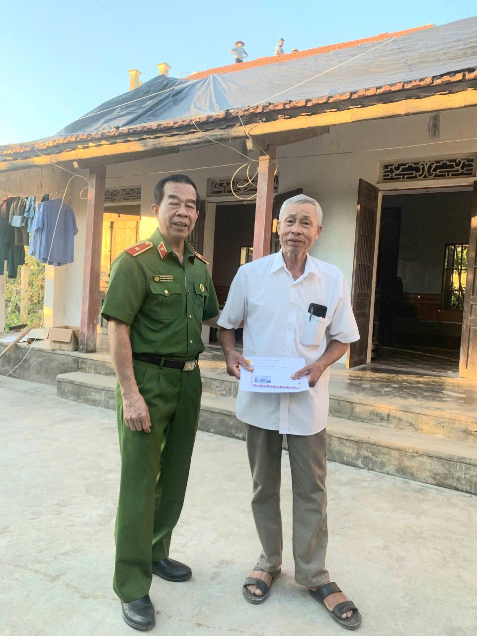 Hội Cựu CAND tỉnh Ninh Bình sẻ chia với những gia đình hội viên bị thiệt hại do lốc xoáy