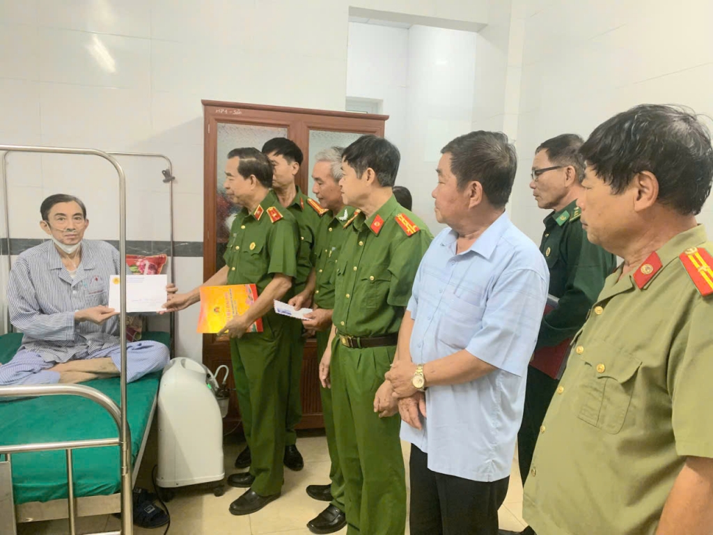 Hội Cựu CAND tỉnh Ninh Bình sẻ chia với những gia đình hội viên bị thiệt hại do lốc xoáy