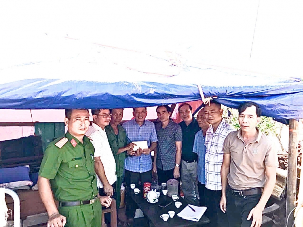 Hội Cựu CAND tỉnh Ninh Bình sẻ chia với những gia đình hội viên bị thiệt hại do lốc xoáy