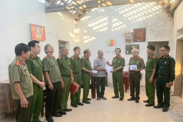 Hội Cựu CAND tỉnh Ninh Bình sẻ chia với những gia đình hội viên bị thiệt hại do lốc xoáy