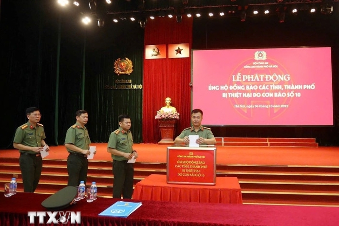 Công an thành phố Hà Nội chung tay khắc phục hậu quả bão số 10