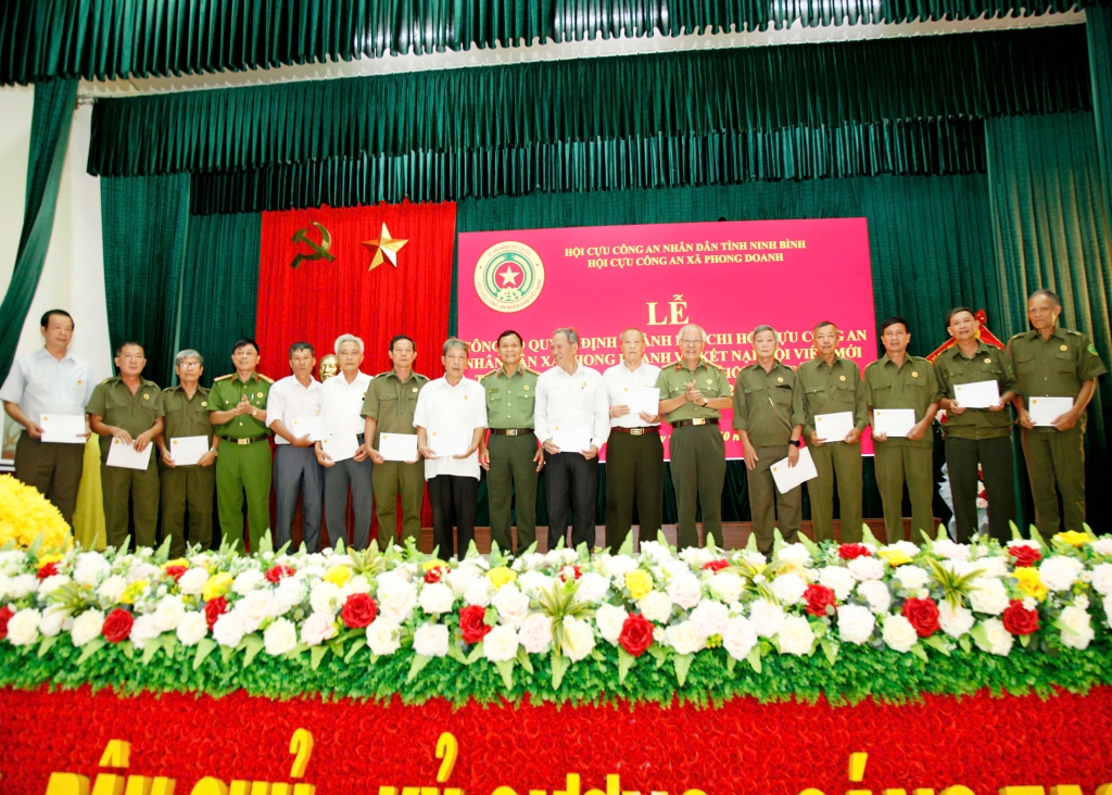 Ninh Bình: Công bố quyết định thành lập Chi hội và kết nạp hội viên Cựu CAND xã Phong Doanh