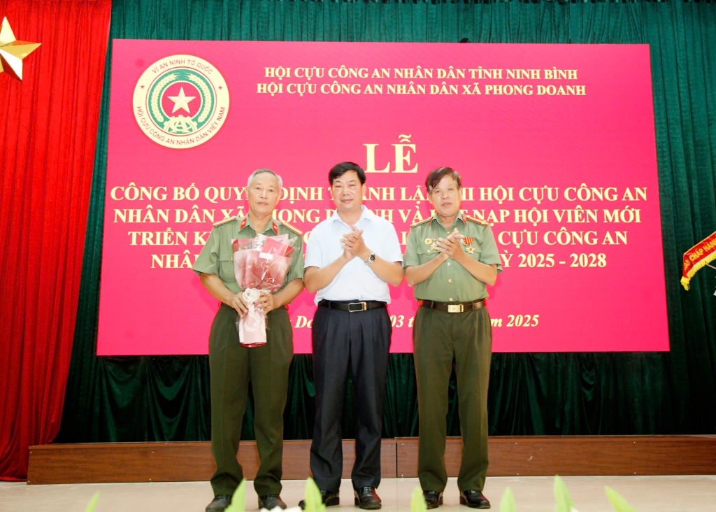 Ninh Bình: Công bố quyết định thành lập Chi hội và kết nạp hội viên Cựu CAND xã Phong Doanh