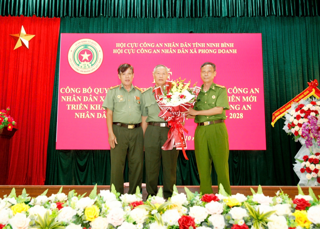 Ninh Bình: Công bố quyết định thành lập Chi hội và kết nạp hội viên Cựu CAND xã Phong Doanh