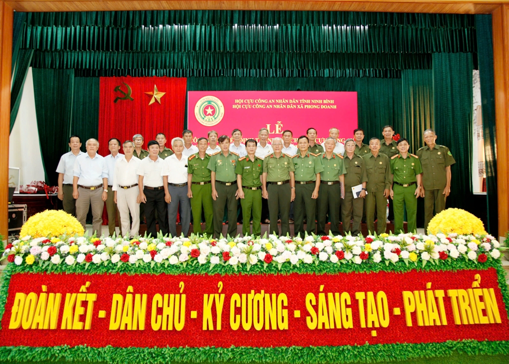 Ninh Bình: Công bố quyết định thành lập Chi hội và kết nạp hội viên Cựu CAND xã Phong Doanh