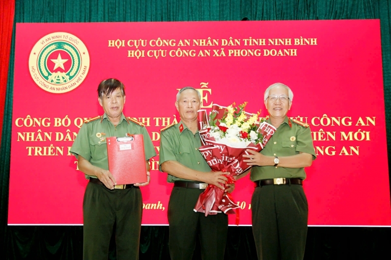 Ninh Bình: Công bố quyết định thành lập Chi hội và kết nạp hội viên Cựu CAND xã Phong Doanh