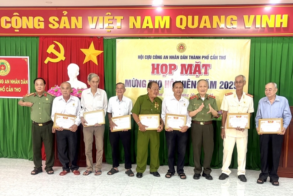 Hội Cựu CAND TP Cần Thơ mừng thọ cho hội viên cao tuổi