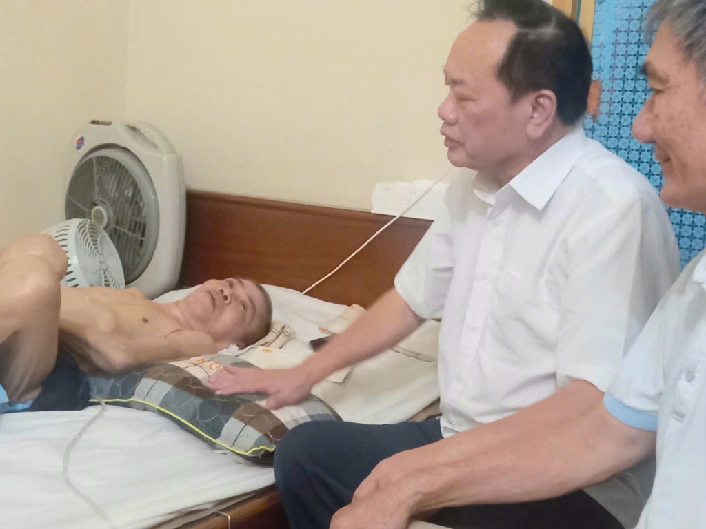 Hội Cựu CAND tỉnh Ninh Bình trao quà cho hội viên có hoàn cảnh khó khăn