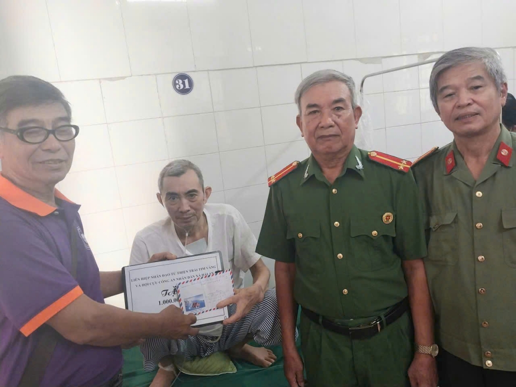 Hội Cựu CAND tỉnh Ninh Bình trao quà cho hội viên có hoàn cảnh khó khăn