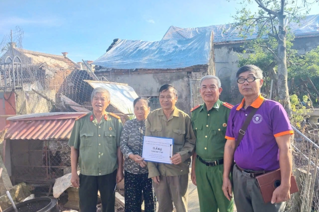 Hội Cựu CAND tỉnh Ninh Bình trao quà cho hội viên có hoàn cảnh khó khăn
