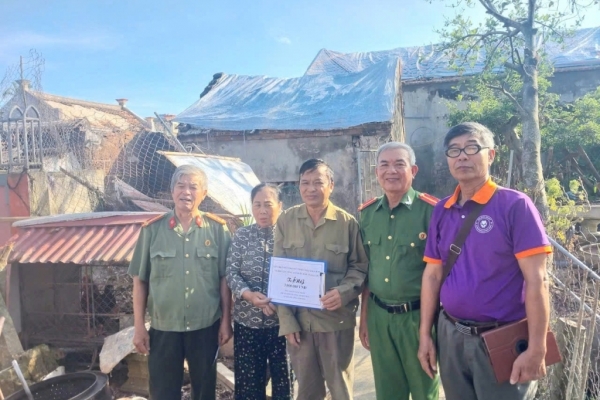 Hội Cựu CAND tỉnh Ninh Bình trao quà cho hội viên có hoàn cảnh khó khăn