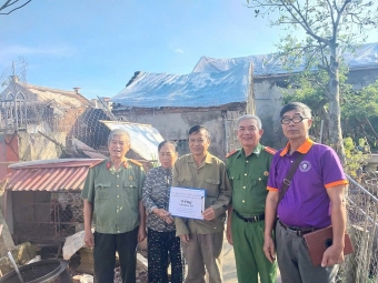 Hội Cựu CAND tỉnh Ninh Bình trao quà cho hội viên có hoàn cảnh khó khăn