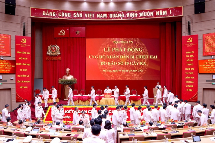 Bộ Công an ủng hộ 28 tỷ đồng hỗ trợ nhân dân 8 địa phương thiệt hại do bão lũ