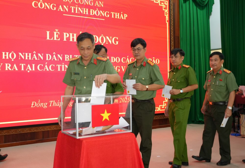 Bộ Công an ủng hộ 28 tỷ đồng hỗ trợ nhân dân 8 địa phương thiệt hại do bão lũ -0