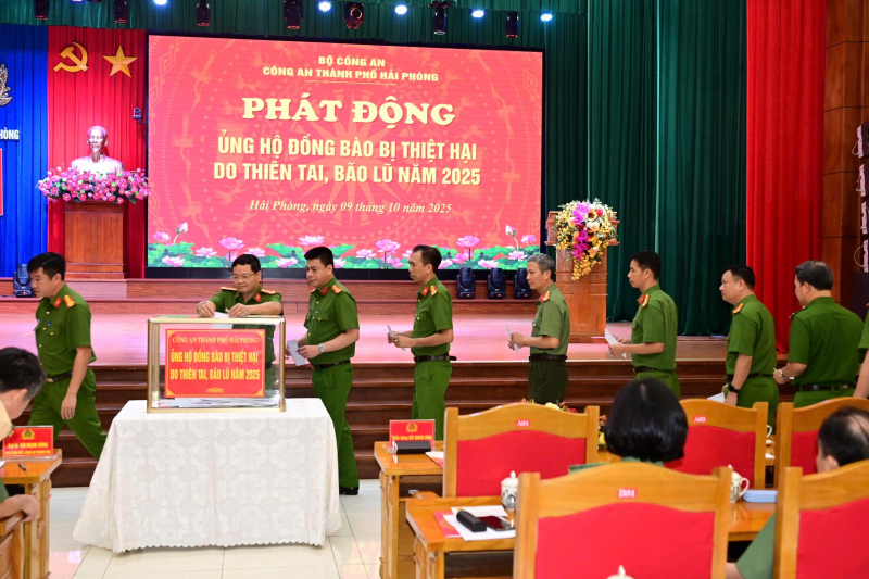 Bộ Công an ủng hộ 28 tỷ đồng hỗ trợ nhân dân 8 địa phương thiệt hại do bão lũ -1