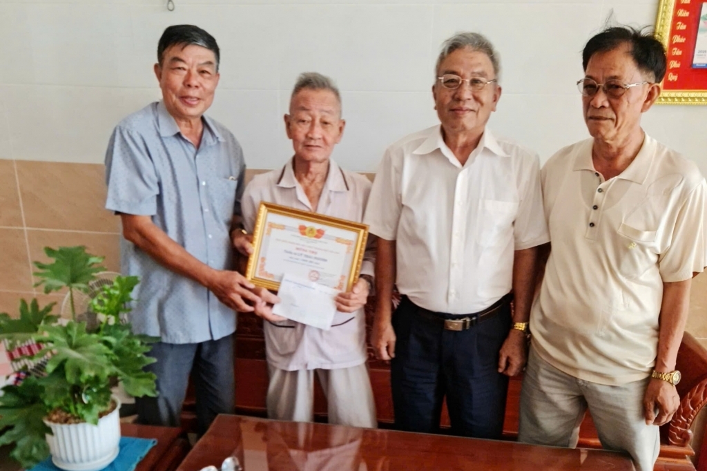 Cần Thơ: Chi hội Cựu CAND phường Cái Khế trao quà mừng thọ hội viên cao tuổi