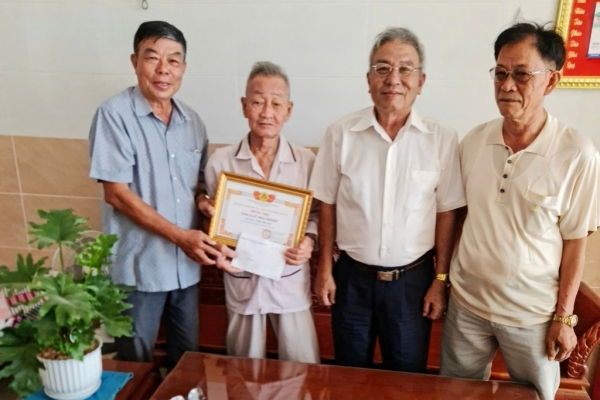 Cần Thơ: Chi hội Cựu CAND phường Cái Khế trao quà mừng thọ hội viên cao tuổi