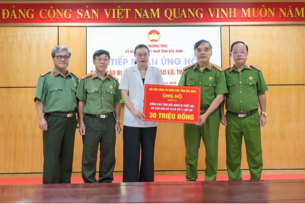Hội Cựu CAND tỉnh Bắc Ninh ủng hộ đồng bào bị thiệt hại do bão lũ gây ra