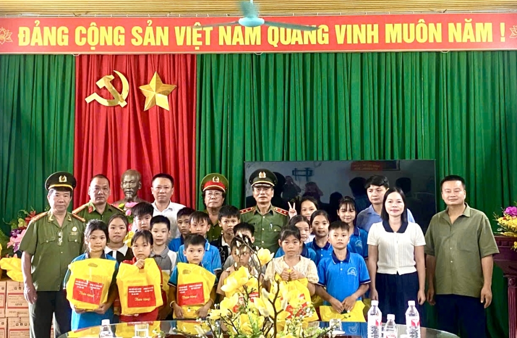 Chi hội Cựu CAND phường Cầu Giấy hỗ trợ học sinh Lạng Sơn khắc phục hậu quả của bão số 11